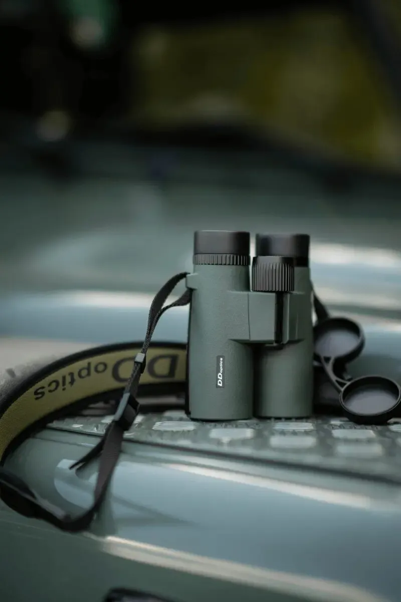 kompaktes 10×42 Fernglas Kolibri