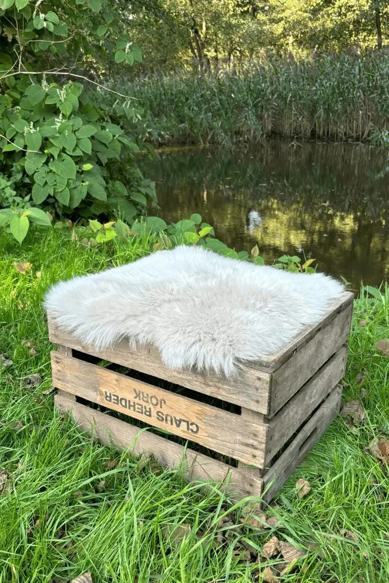 Schaffell Sitzauflage eckig ca. 35x35cm – Bild 3
