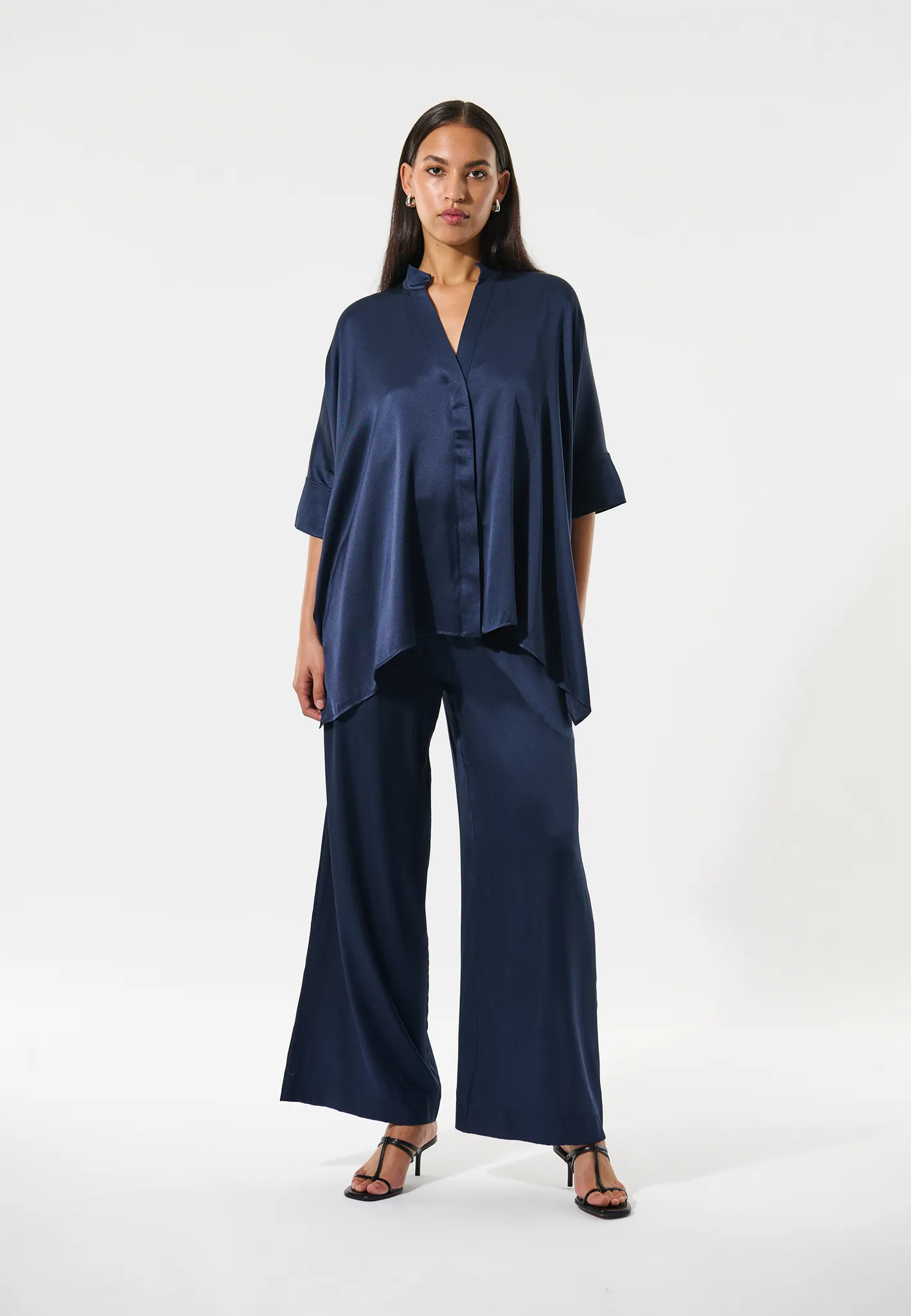 Dea Kudibal Seidenbluse “MandyDEA” Dunkelblau – Bild 3