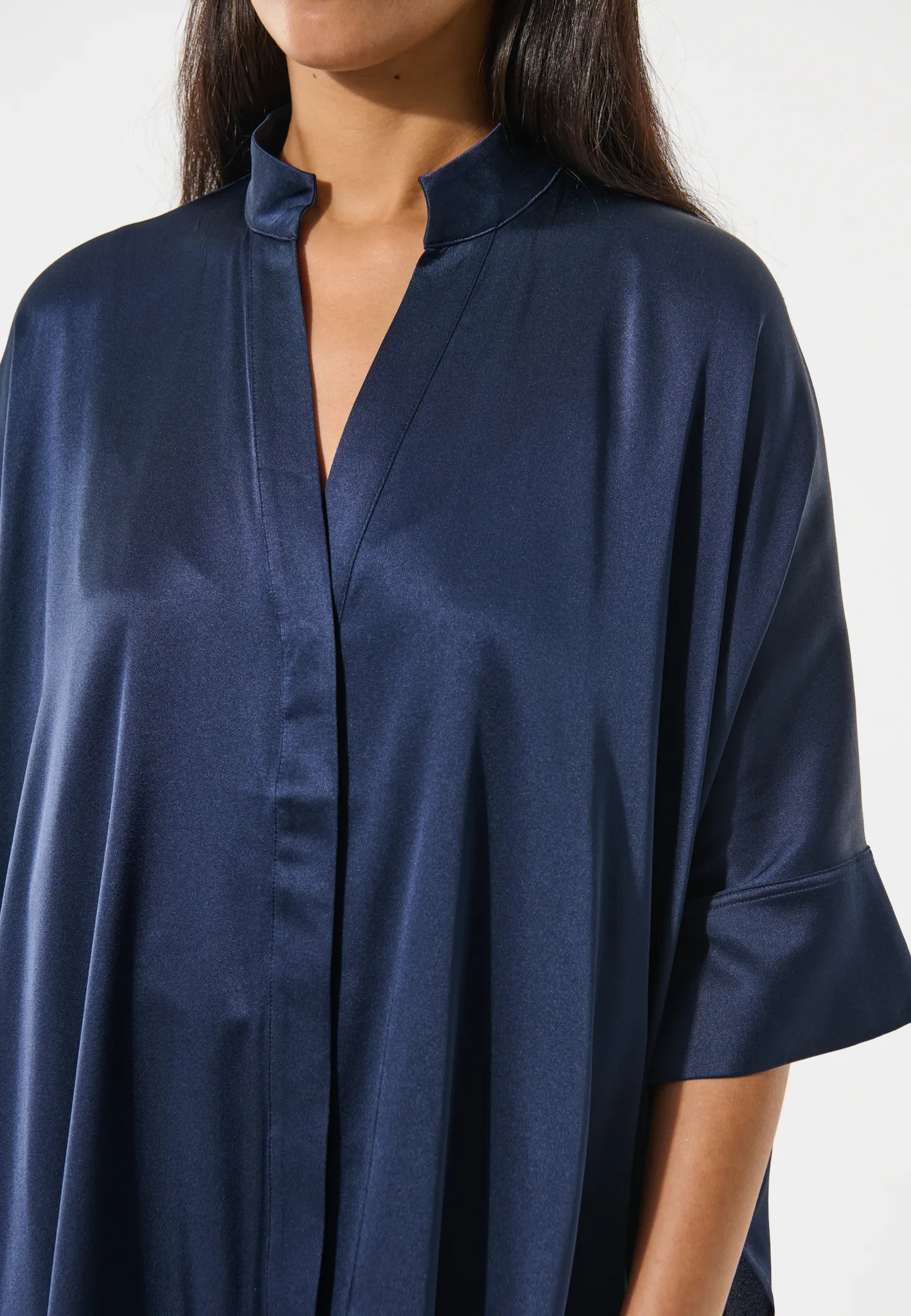 Dea Kudibal Seidenbluse “MandyDEA” Dunkelblau – Bild 2