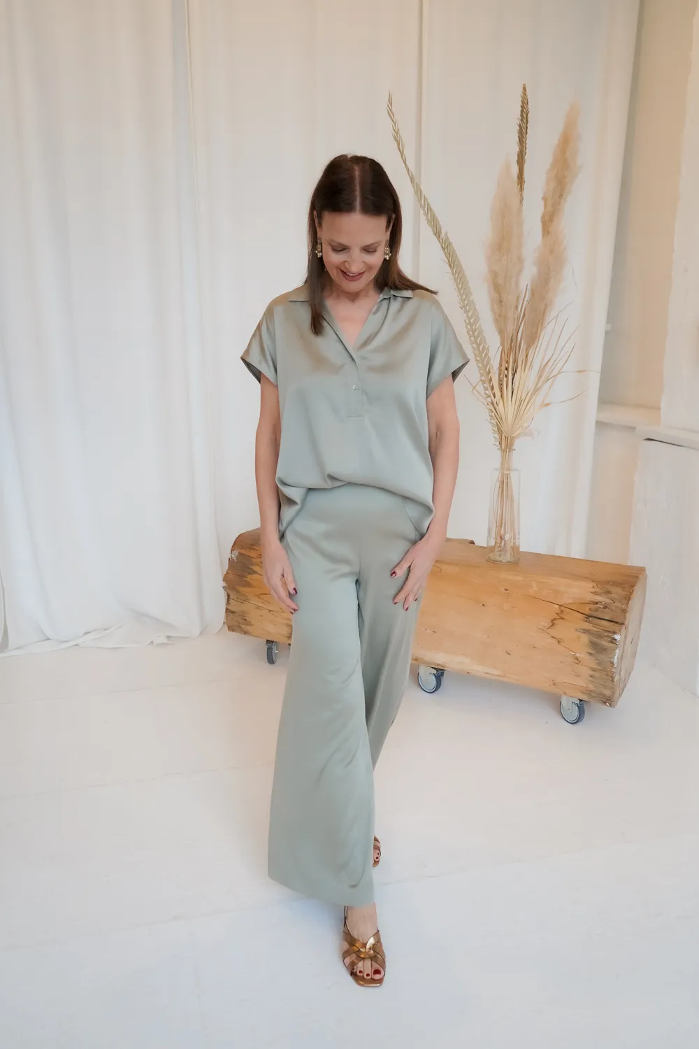 Bloom Seidenstretch Palazzo Hose “Khaki” – Bild 3