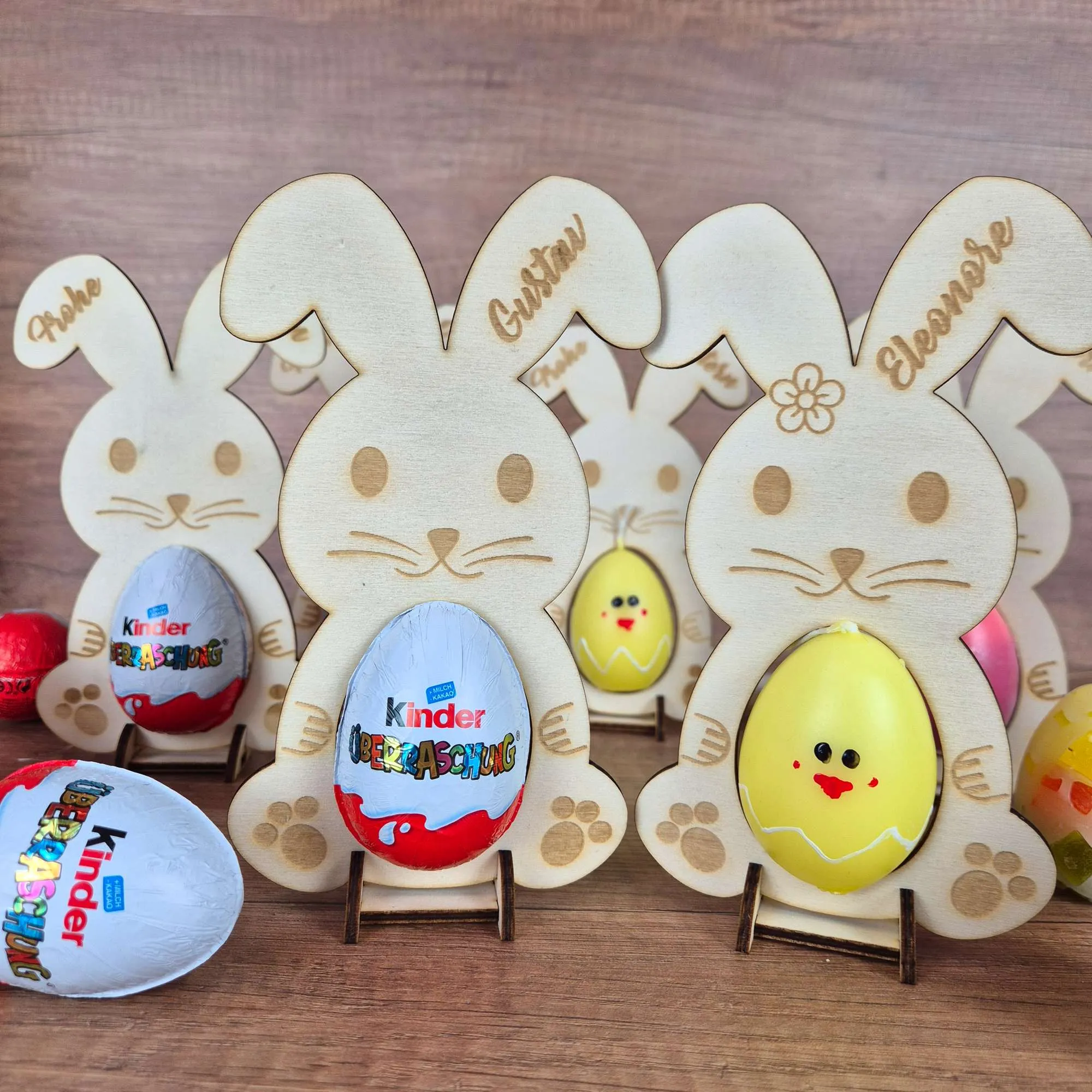 Personalisierter Osterhase aus Holz mit Eierhalter | Ostergeschenk mit Name | Osterdeko für Überraschungsei oder Kerze – Bild 10