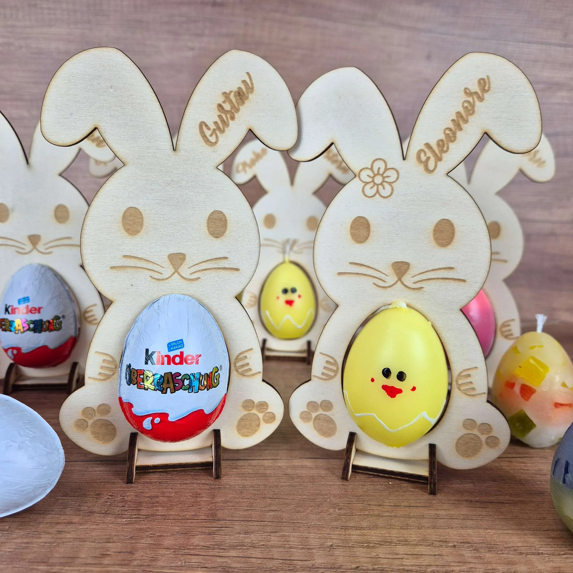 Personalisierter Osterhase aus Holz mit Eierhalter | Ostergeschenk mit Name | Osterdeko für Überraschungsei oder Kerze – Bild 9