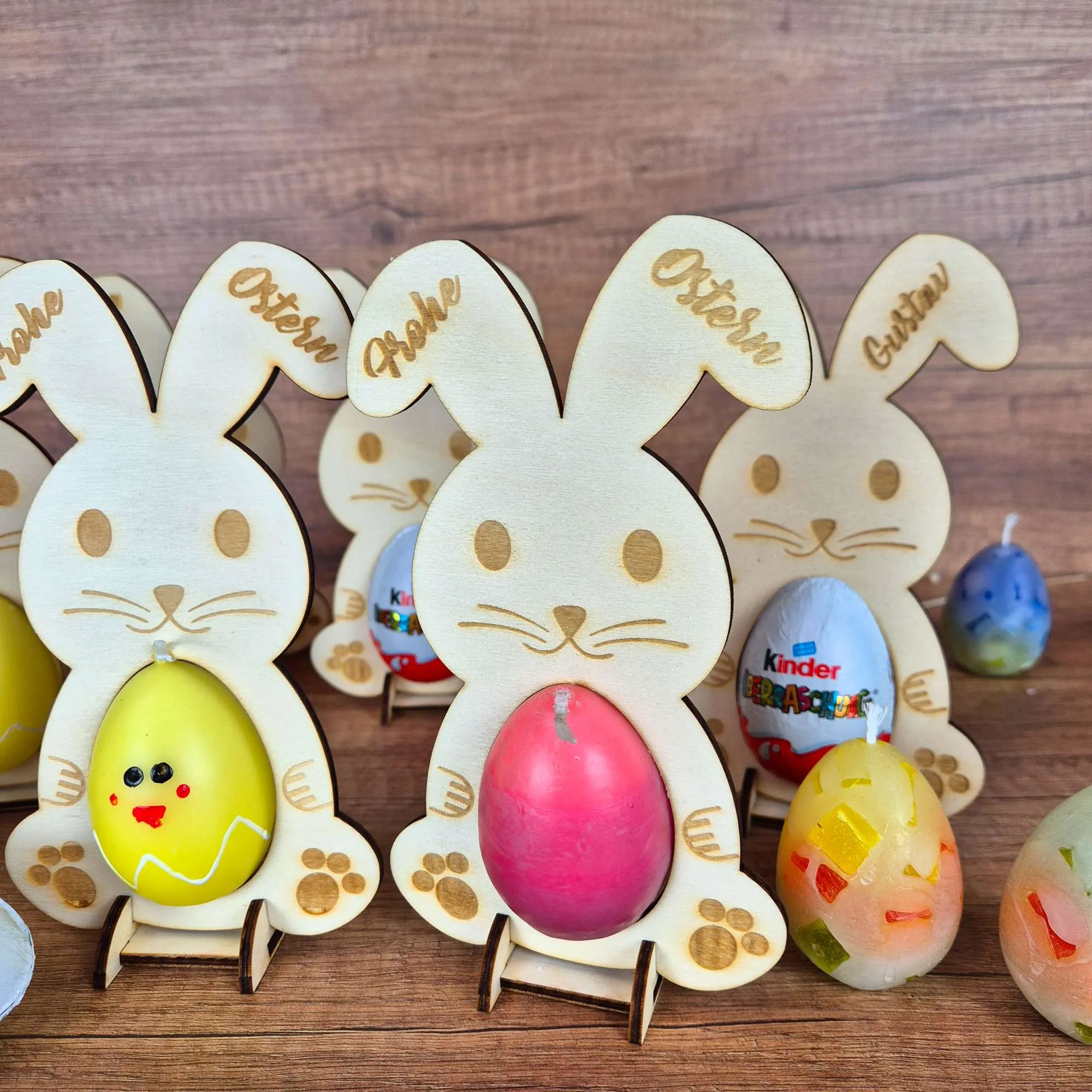 Personalisierter Osterhase aus Holz mit Eierhalter | Ostergeschenk mit Name | Osterdeko für Überraschungsei oder Kerze – Bild 7
