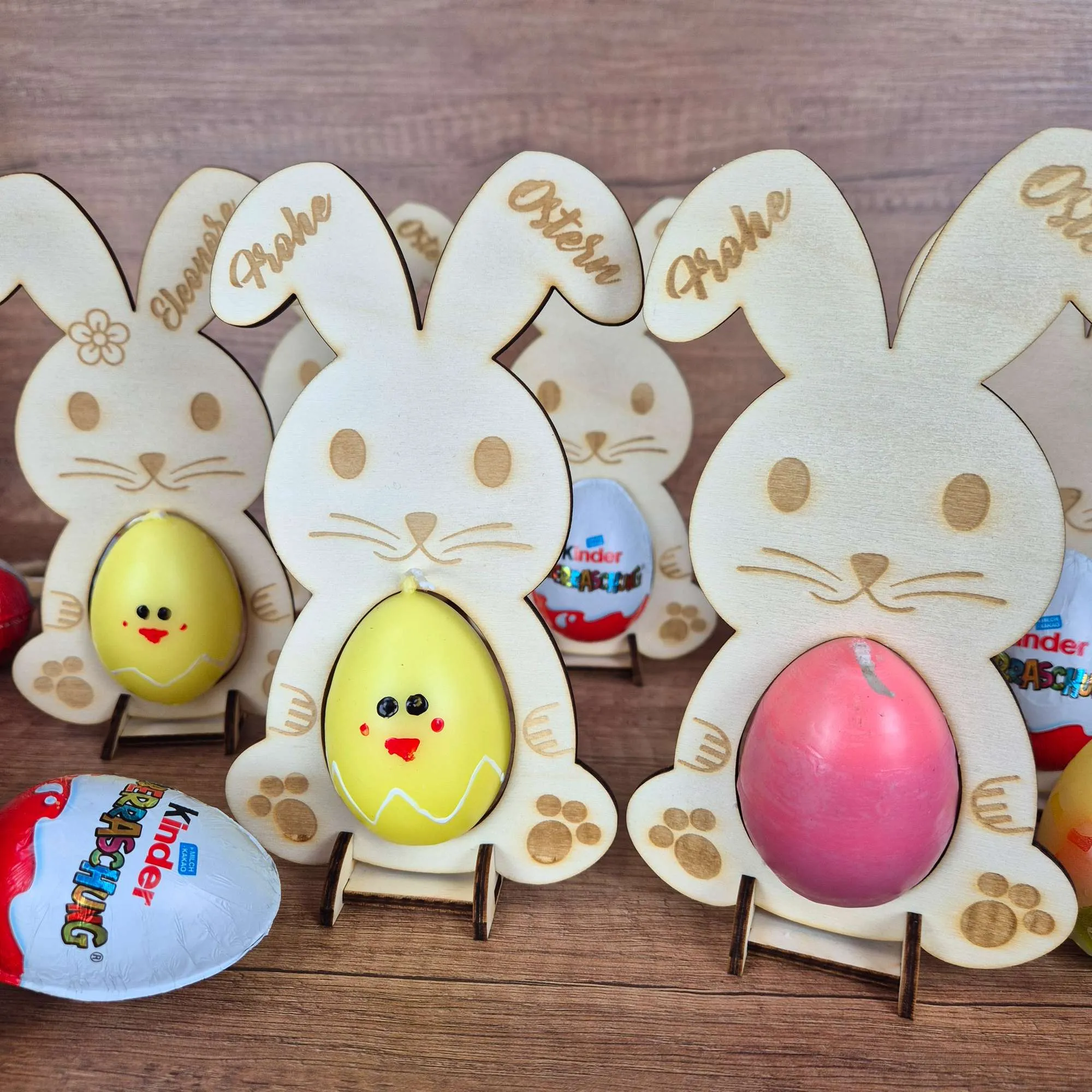 Personalisierter Osterhase aus Holz mit Eierhalter | Ostergeschenk mit Name | Osterdeko für Überraschungsei oder Kerze – Bild 8
