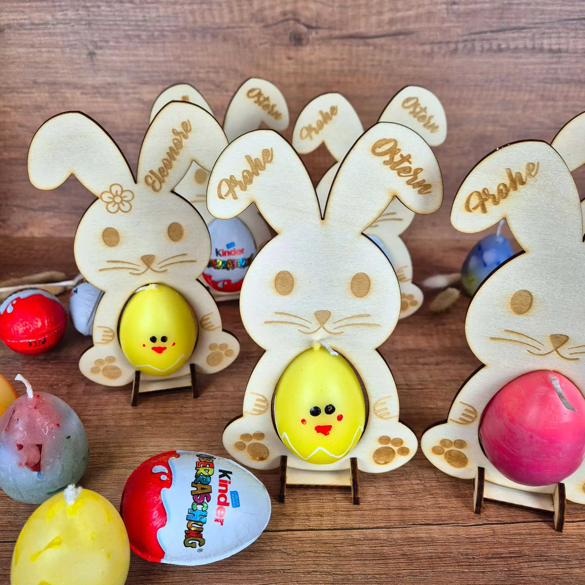 Personalisierter Osterhase aus Holz mit Eierhalter | Ostergeschenk mit Name | Osterdeko für Überraschungsei oder Kerze – Bild 6