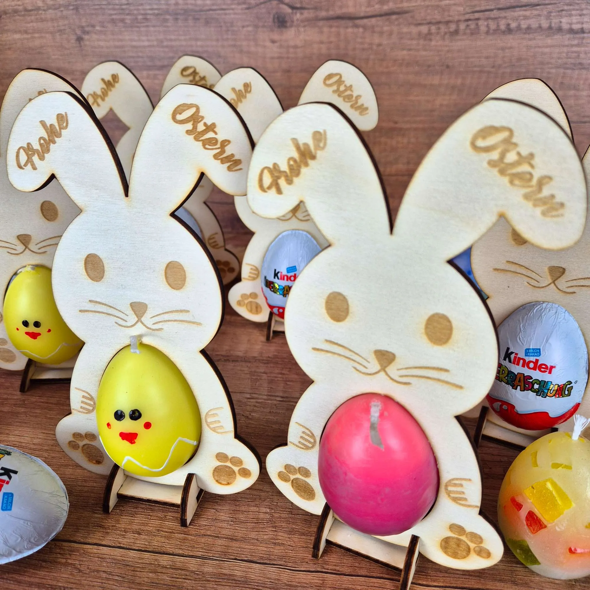 Personalisierter Osterhase aus Holz mit Eierhalter | Ostergeschenk mit Name | Osterdeko für Überraschungsei oder Kerze – Bild 3