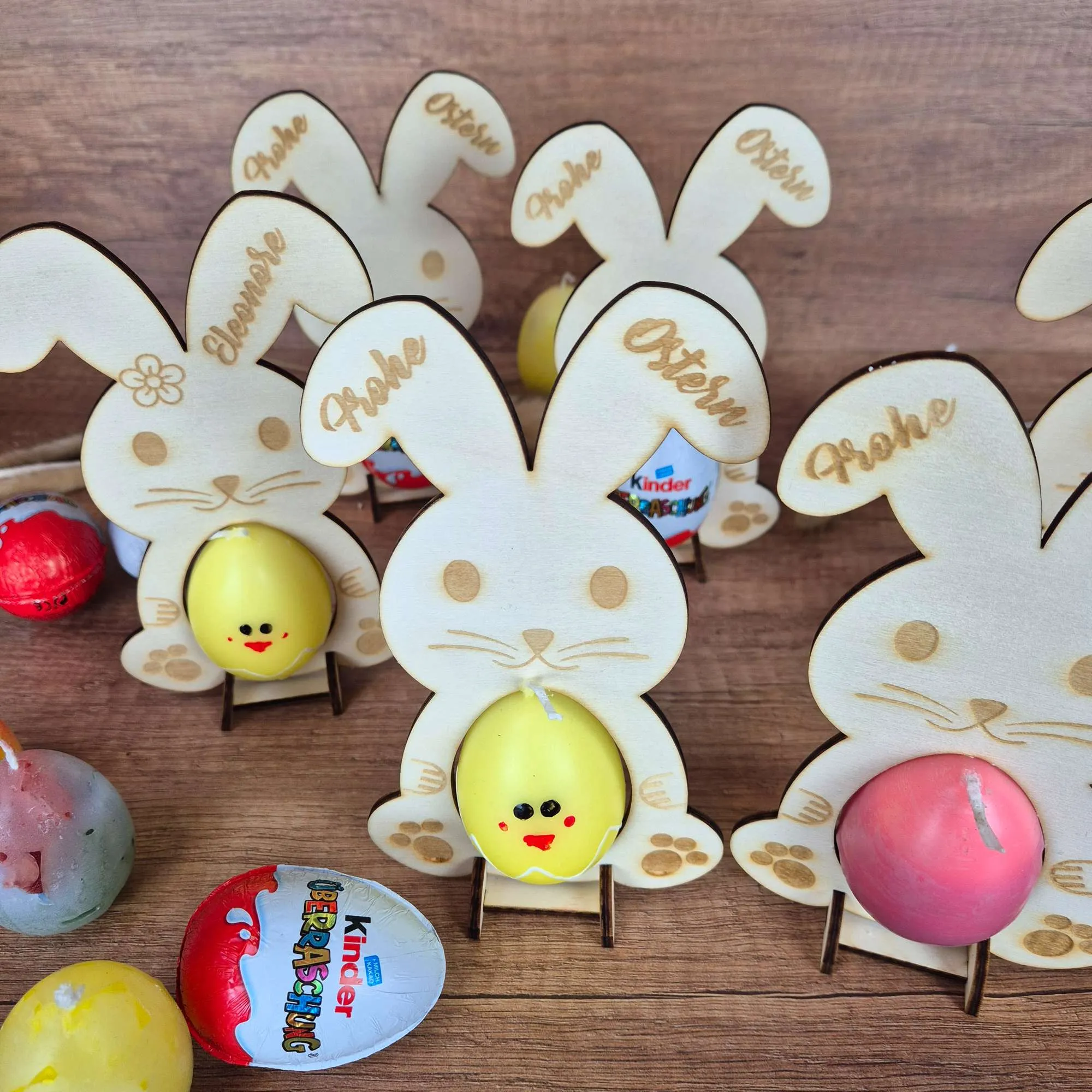 Personalisierter Osterhase aus Holz mit Eierhalter | Ostergeschenk mit Name | Osterdeko für Überraschungsei oder Kerze – Bild 5