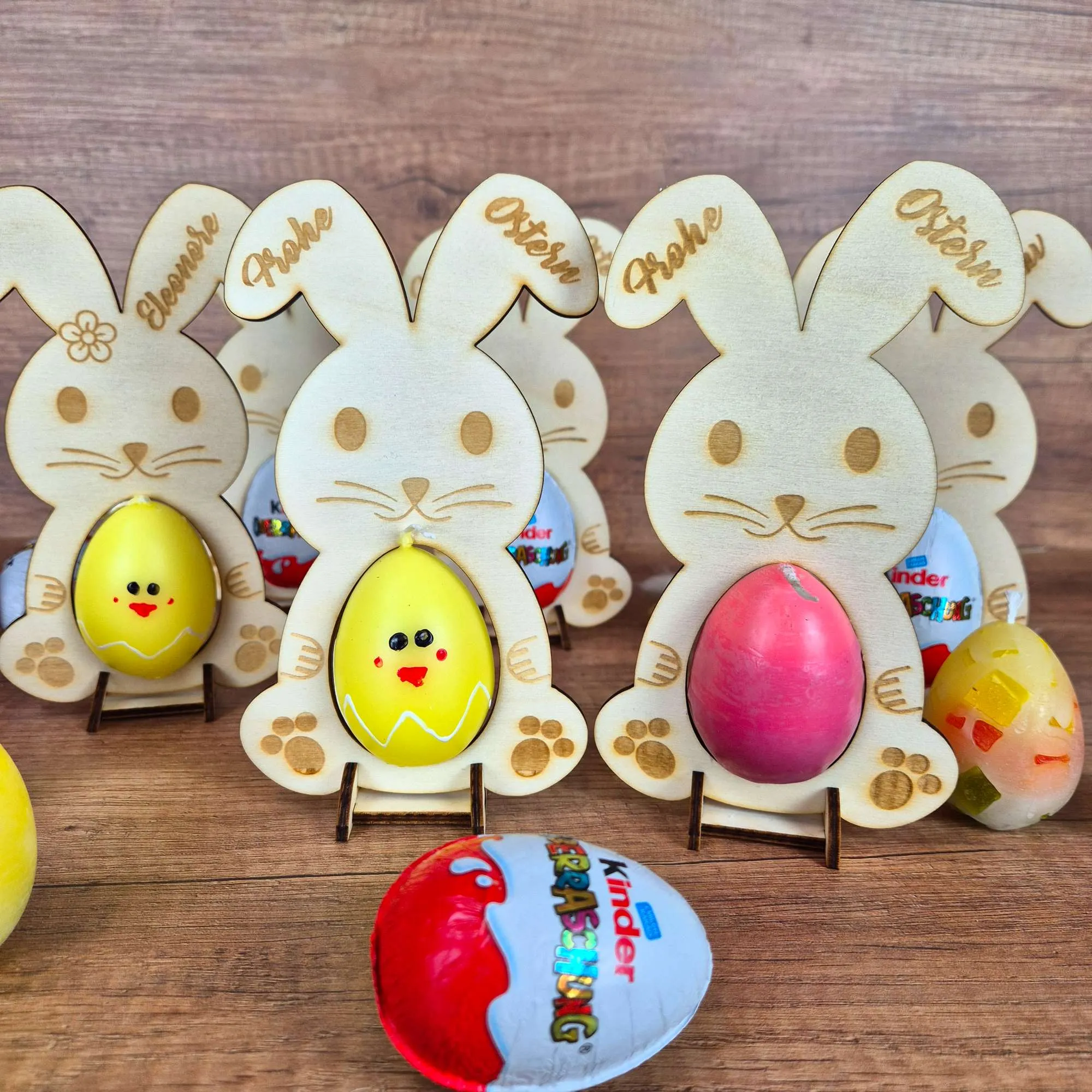 Personalisierter Osterhase aus Holz mit Eierhalter | Ostergeschenk mit Name | Osterdeko für Überraschungsei oder Kerze – Bild 2