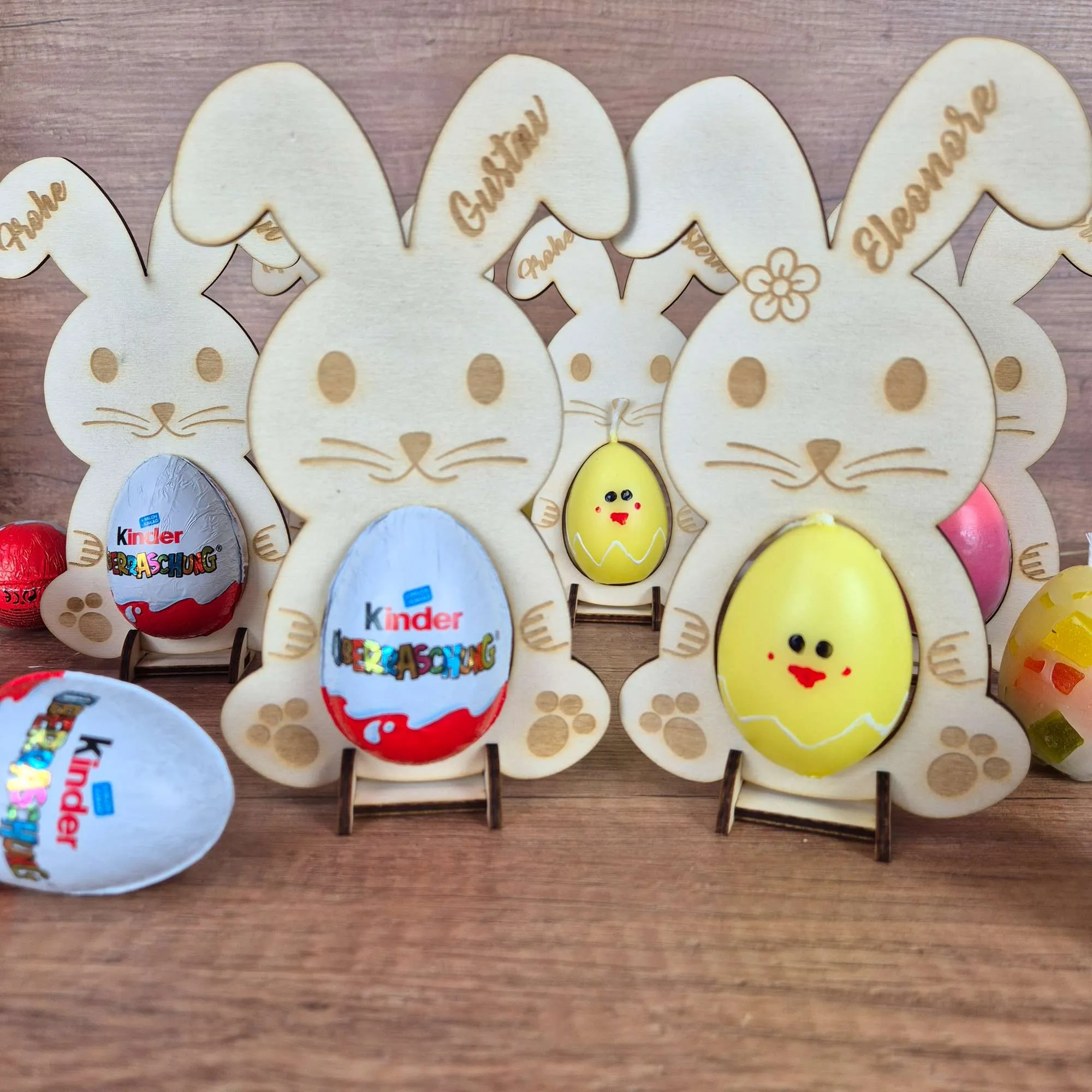 Personalisierter Osterhase aus Holz mit Eierhalter | Ostergeschenk mit Name | Osterdeko für Überraschungsei oder Kerze – Bild 4